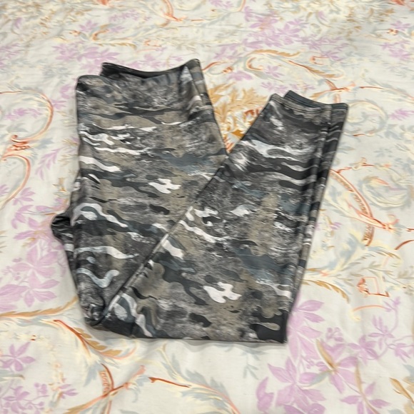 Onzie Yoga Camo Leggings - Picture 4 of 5